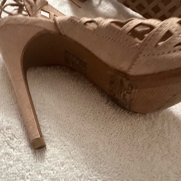 Cream High Heels - Picture 2 of 4